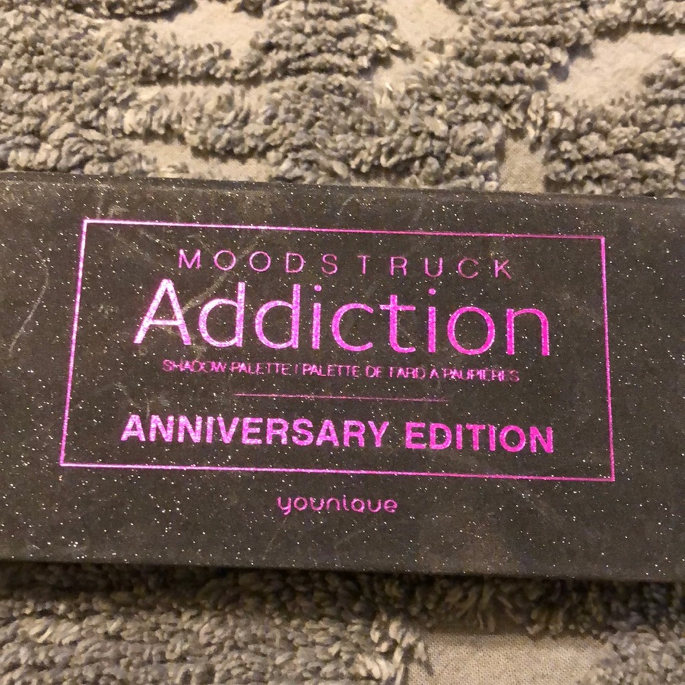 Younique eyeshadow palette